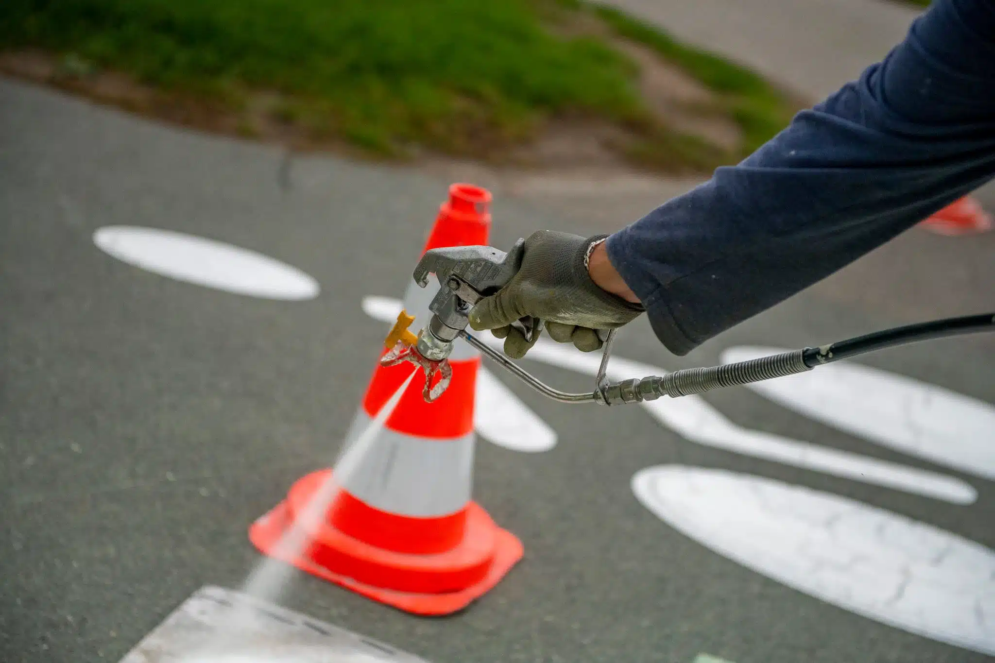 Piste cyclable Annecy avec marquage luminescent