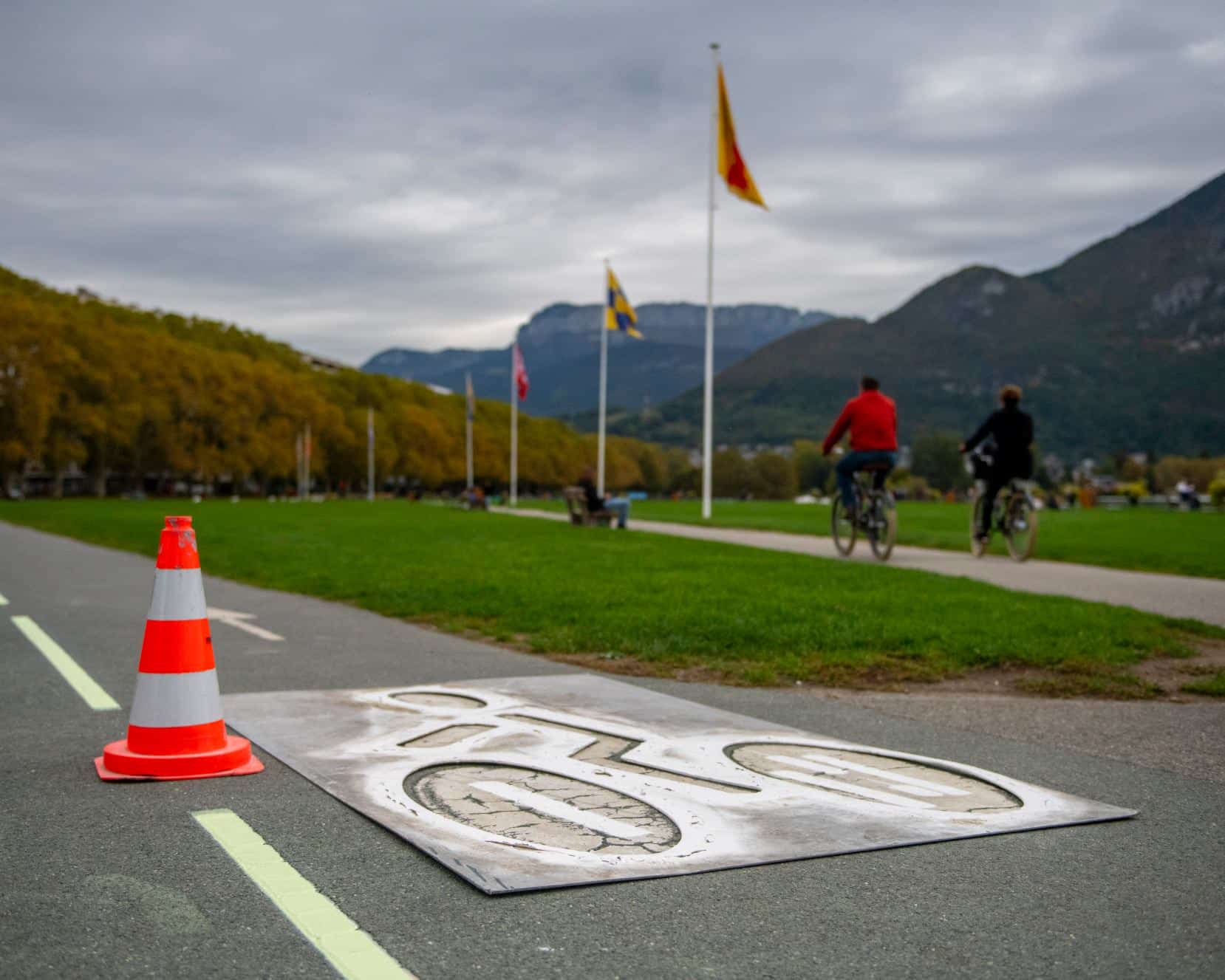 Piste cyclable Annecy avec marquage luminescent