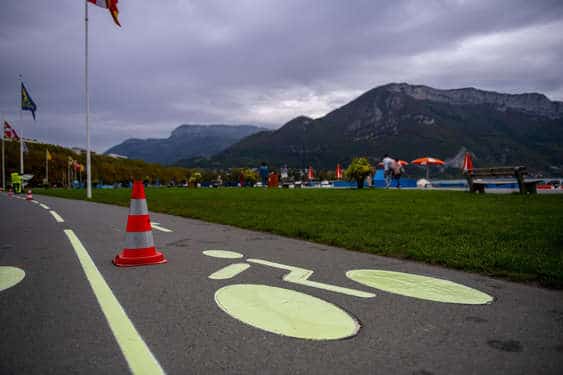 Piste cyclable Annecy avec marquage luminescent