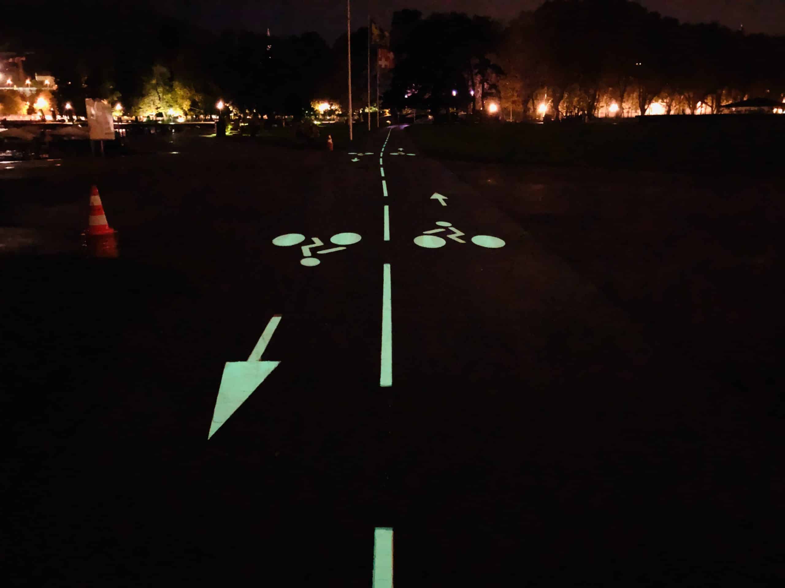 Piste cyclable Annecy avec marquage luminescent