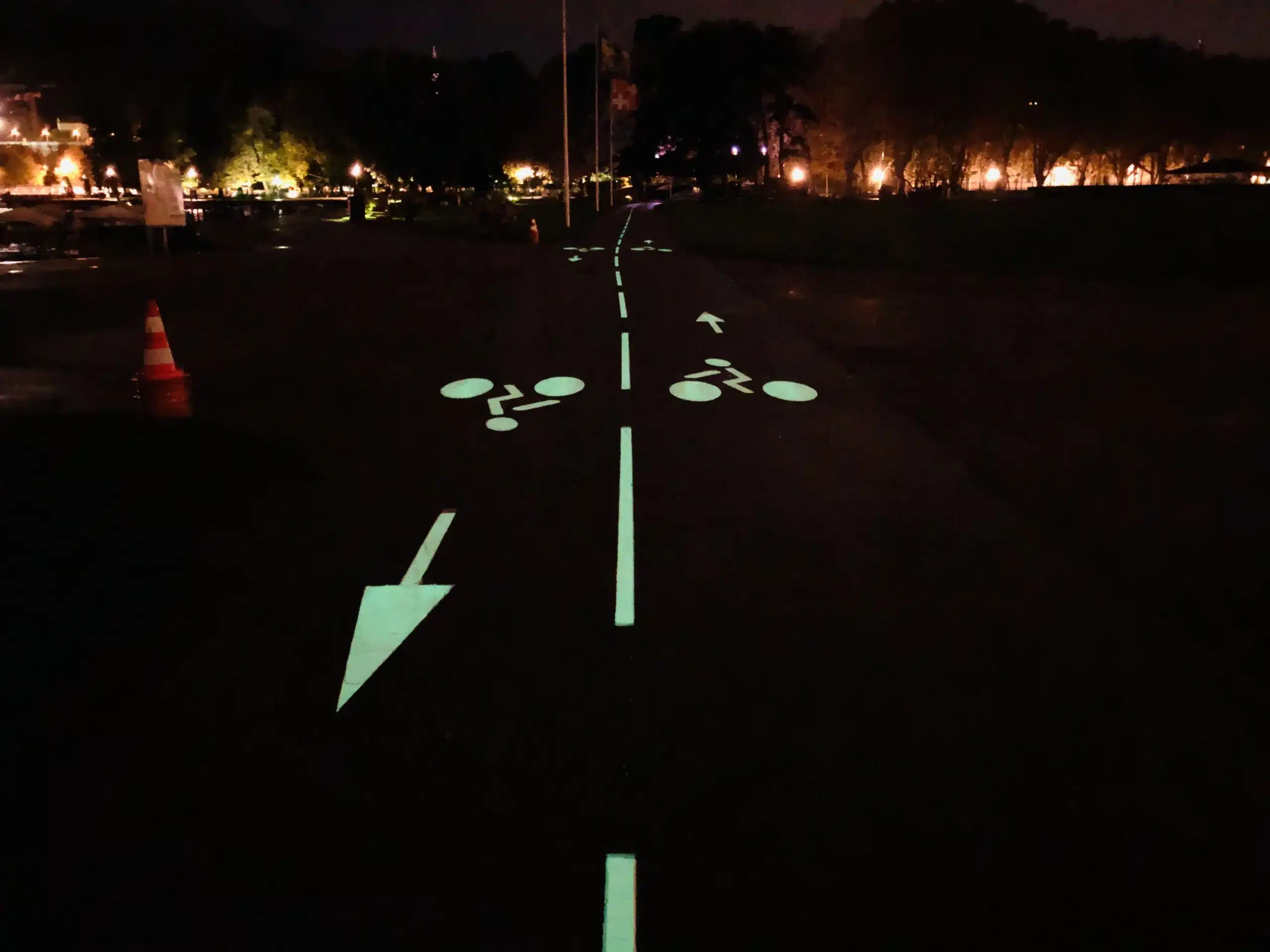 Piste cyclable Annecy avec marquage luminescent