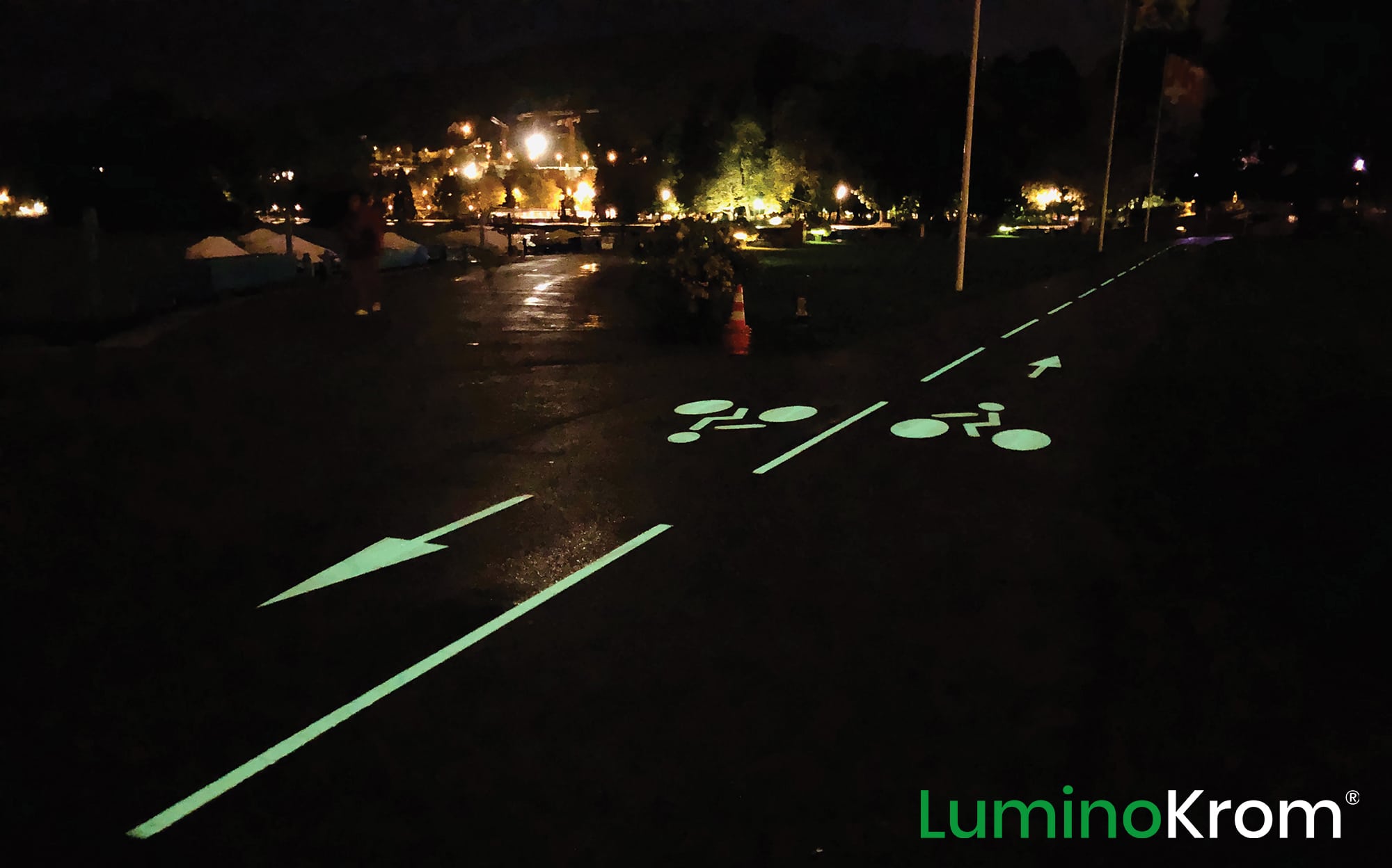 Piste cyclable Annecy avec marquage luminescent