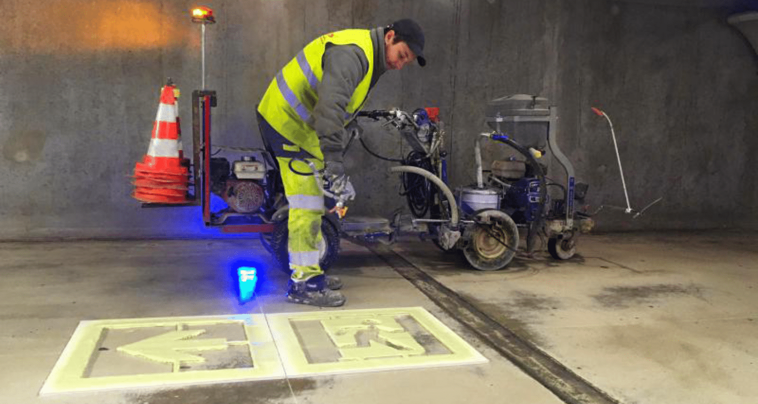 Application peinture sortie de secours luminescente