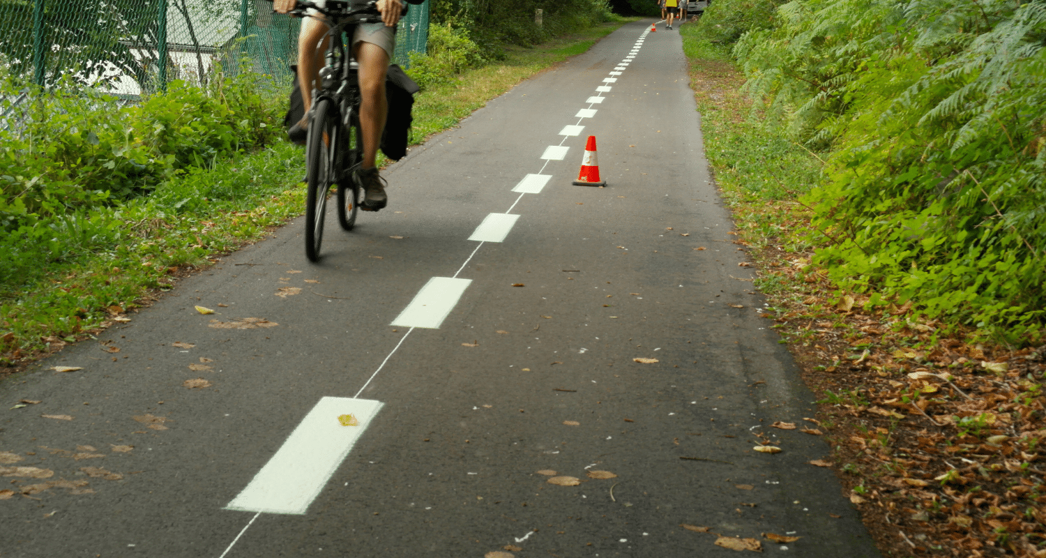 Piste cyclable Namur avec peinture luminescente