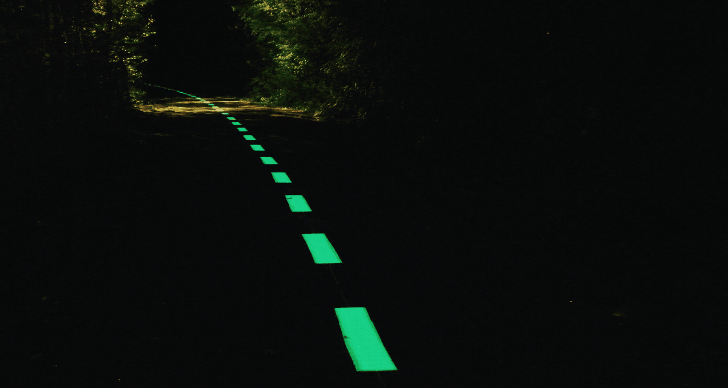 Piste cyclable Namur avec peinture luminescente