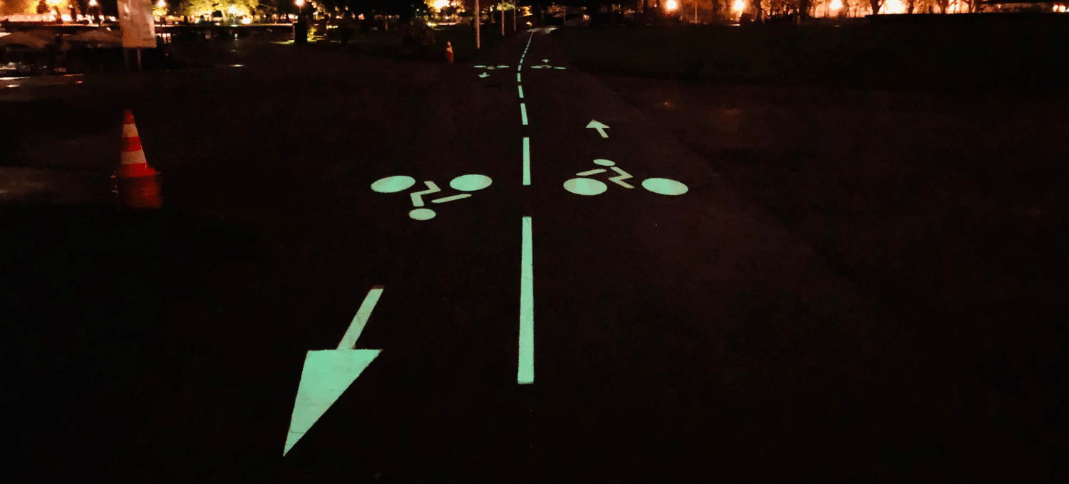 Piste cyclable photoluminescente Annecy de nuit