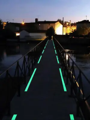 Passerelle lumineuse dans la nuit