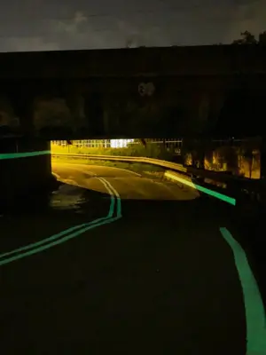 passage souterrain lumineux dans la nuit