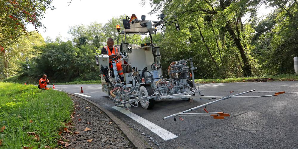 Landes : de la peinture photoluminescente sur une portion de route à Saint-Pandelon, une première en France