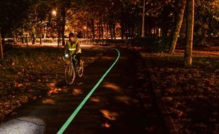 Une route luminescente a été créée sur une piste cyclable près de Bordeaux par l'entreprise Olikrom. — Olikrom