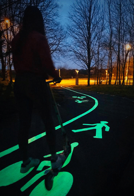 Voie verte lumineuse de nuit