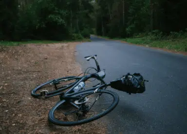 Vélo allongé sur la route