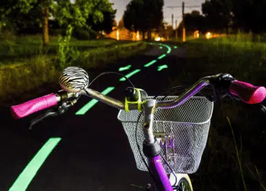 Guidon de vélo sur piste de nuit