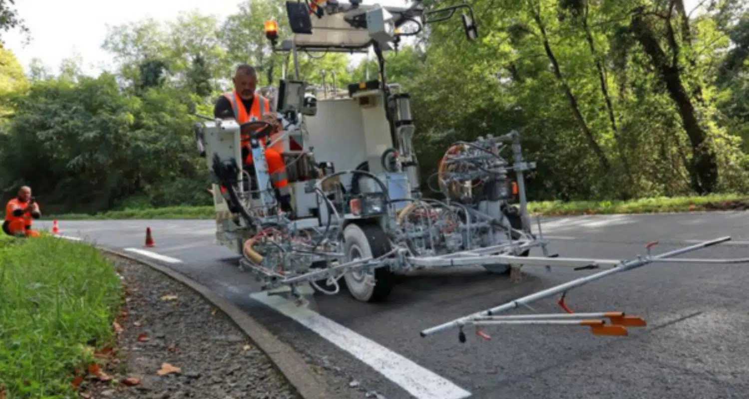 Peinture luminescente sur domaine routier