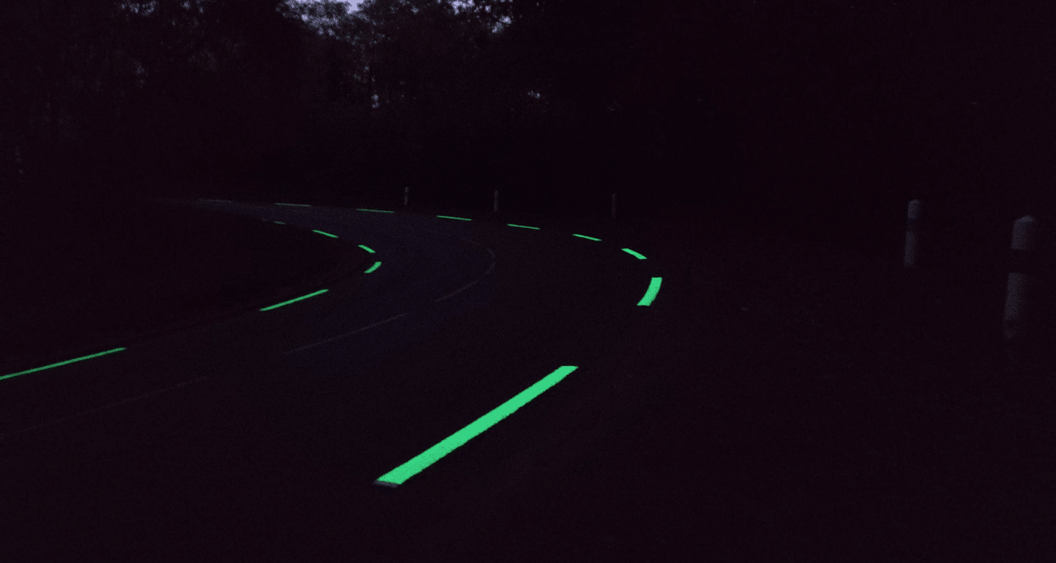 Peinture luminescente sur domaine routier