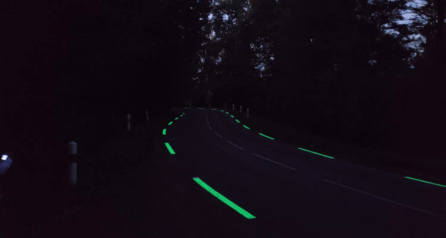 Peinture luminescente sur domaine routier