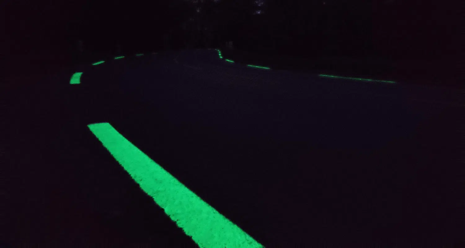 Peinture luminescente sur domaine routier