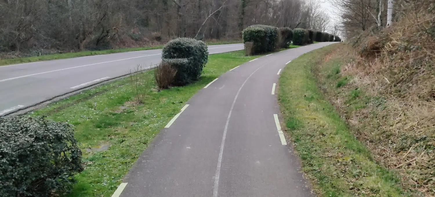 Piste cyclable Rouen avec photoluminescence