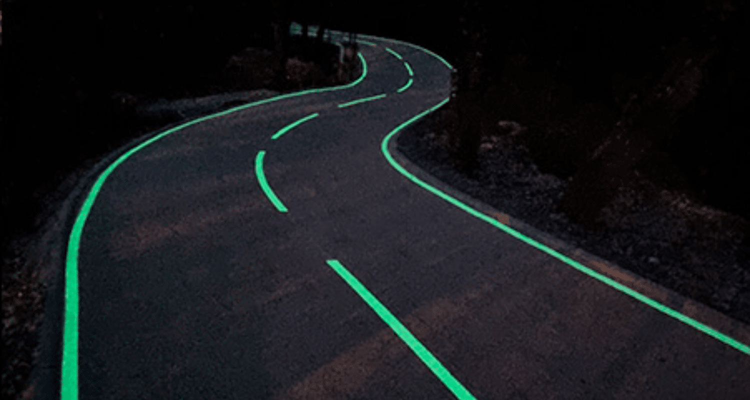 Piste cyclable aux marquages photoluminescents de nuit