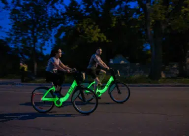 Vélo Bixi lumineux de nuit