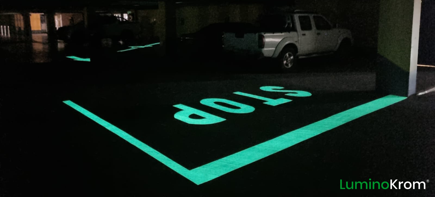 Les marquages phosphorescents d'un parking en Afrique du Sud