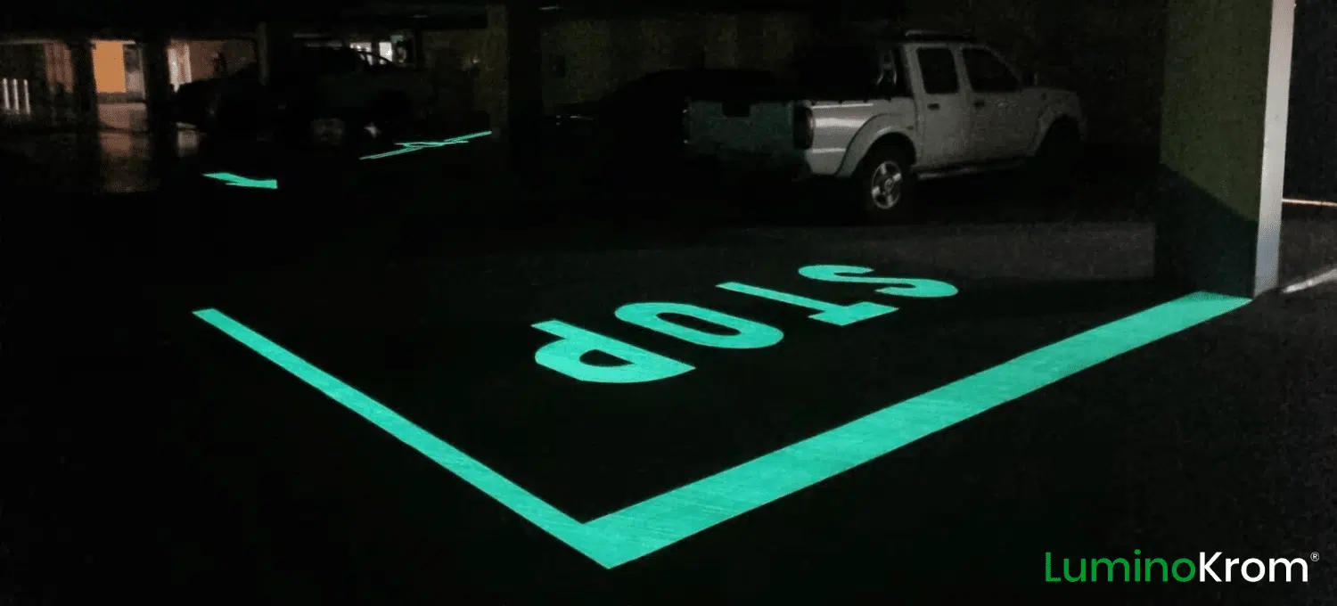 Les marquages phosphorescents d'un parking en Afrique du Sud