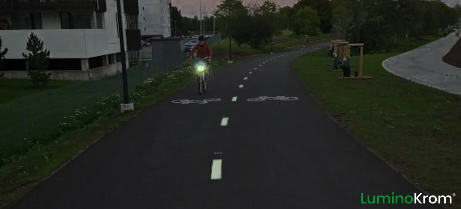 Piste cyclable en Estonie sécurisée avec peinture phosphorescente