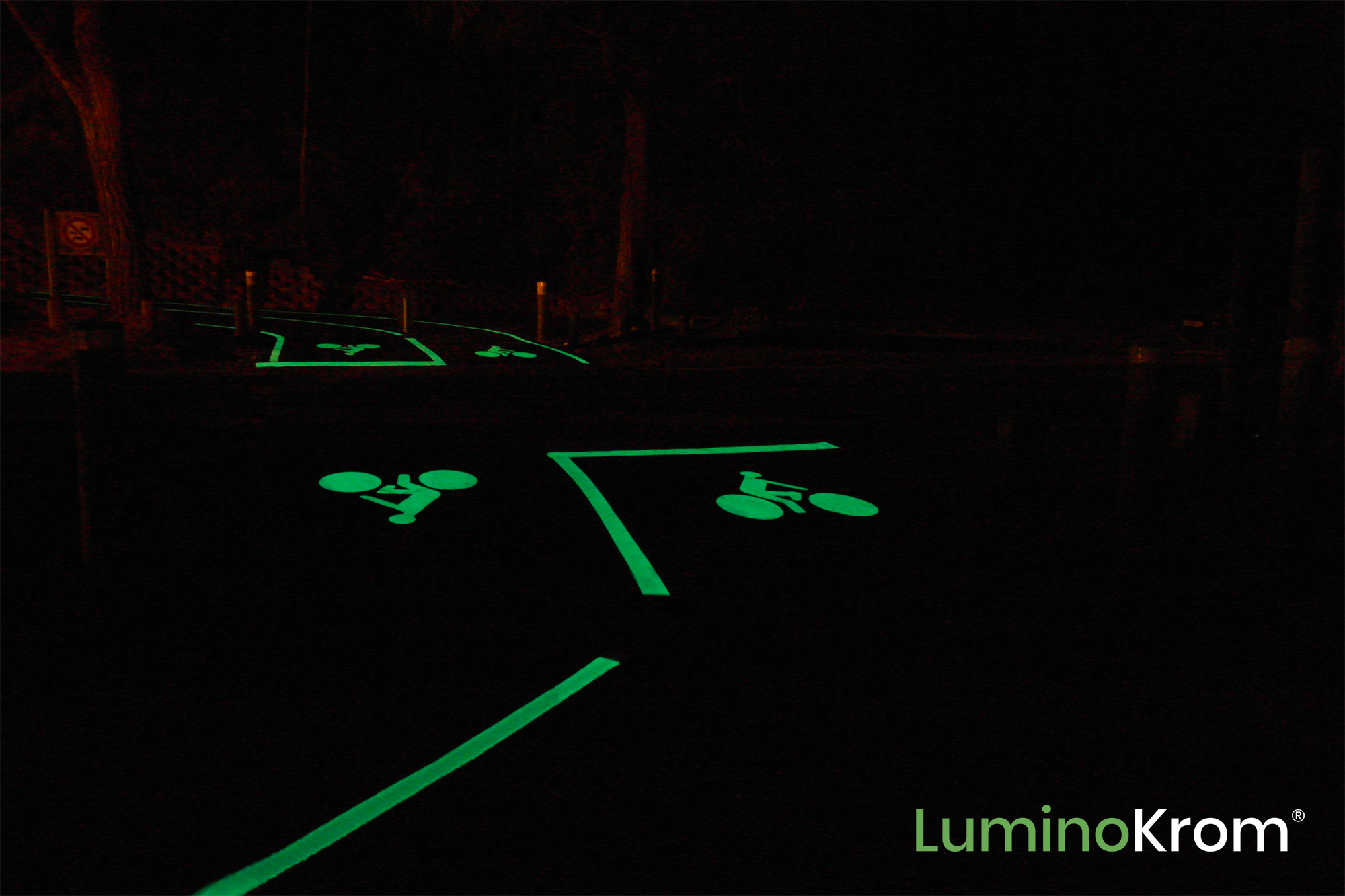 Une piste cyclable de nuit éclairée par la peinture LuminoKrom