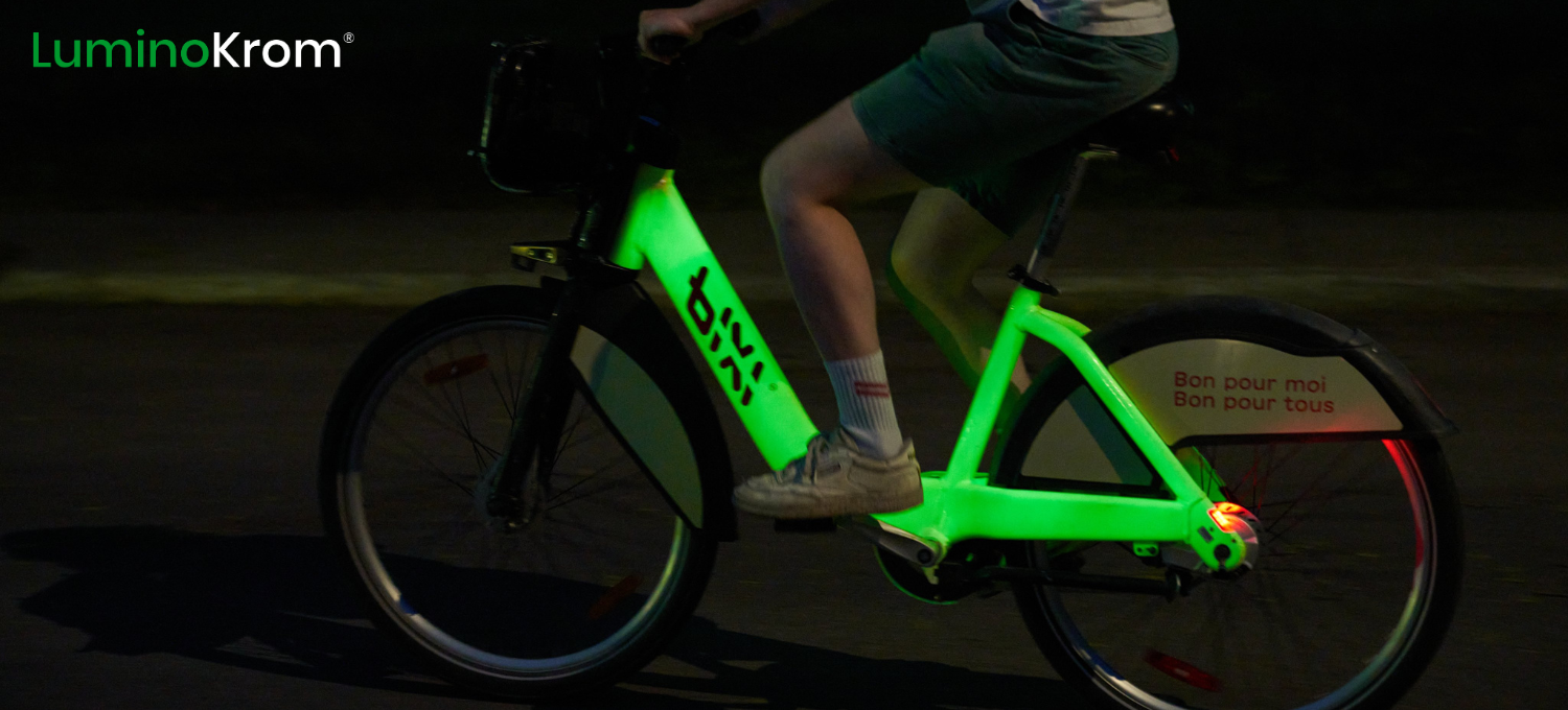 Des vélos en libre partage lumineux dans la nuit