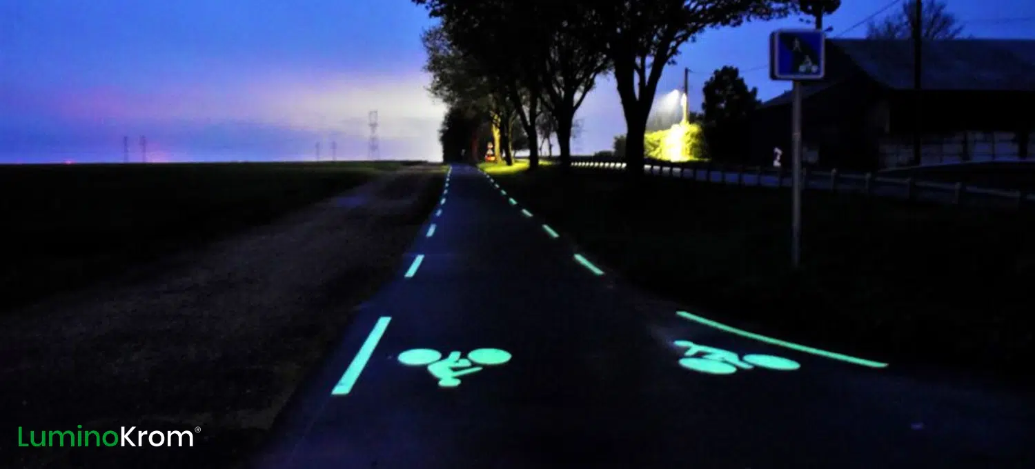 Piste cyclable photoluminescente de nuit