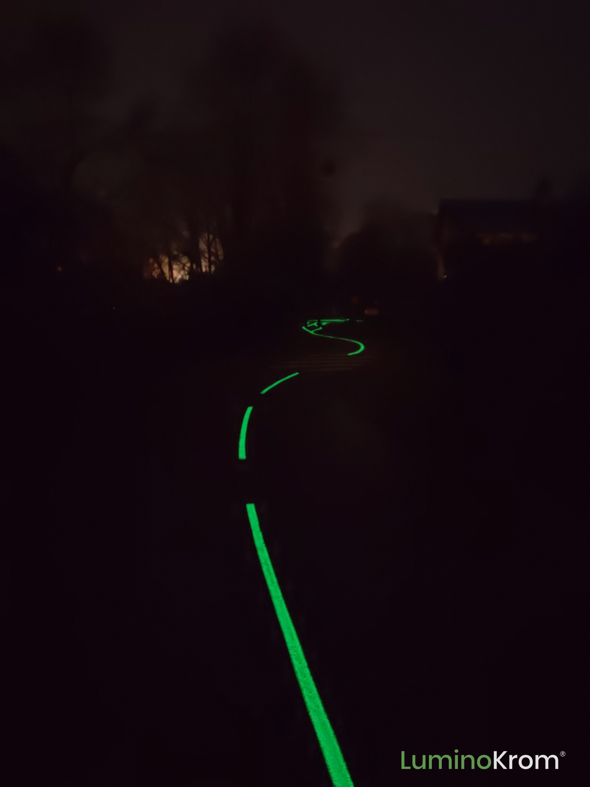 Une piste cyclable de nuit éclairée par la peinture LuminoKrom