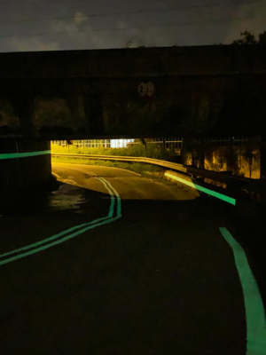 passage souterrain lumineux dans la nuit