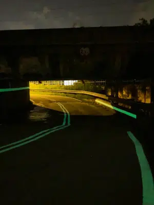 passage souterrain lumineux dans la nuit