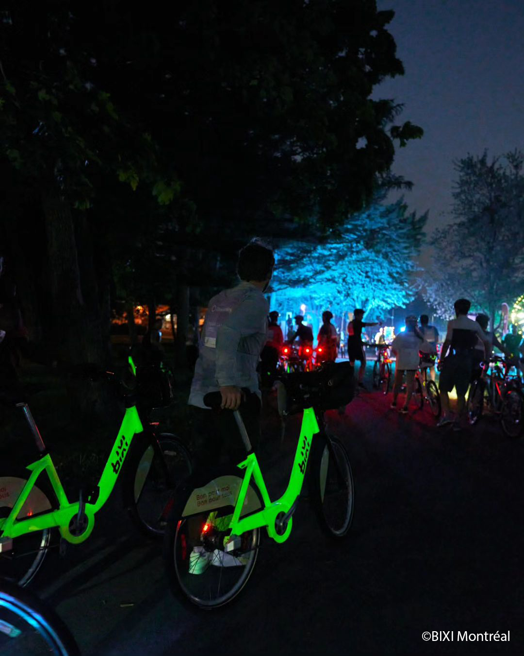 Les vélos Bixi marqués avec LuminoKrom pendant le Tour de Nuit