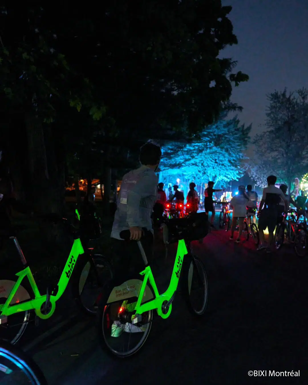 Les vélos Bixi marqués avec LuminoKrom pendant le Tour de Nuit