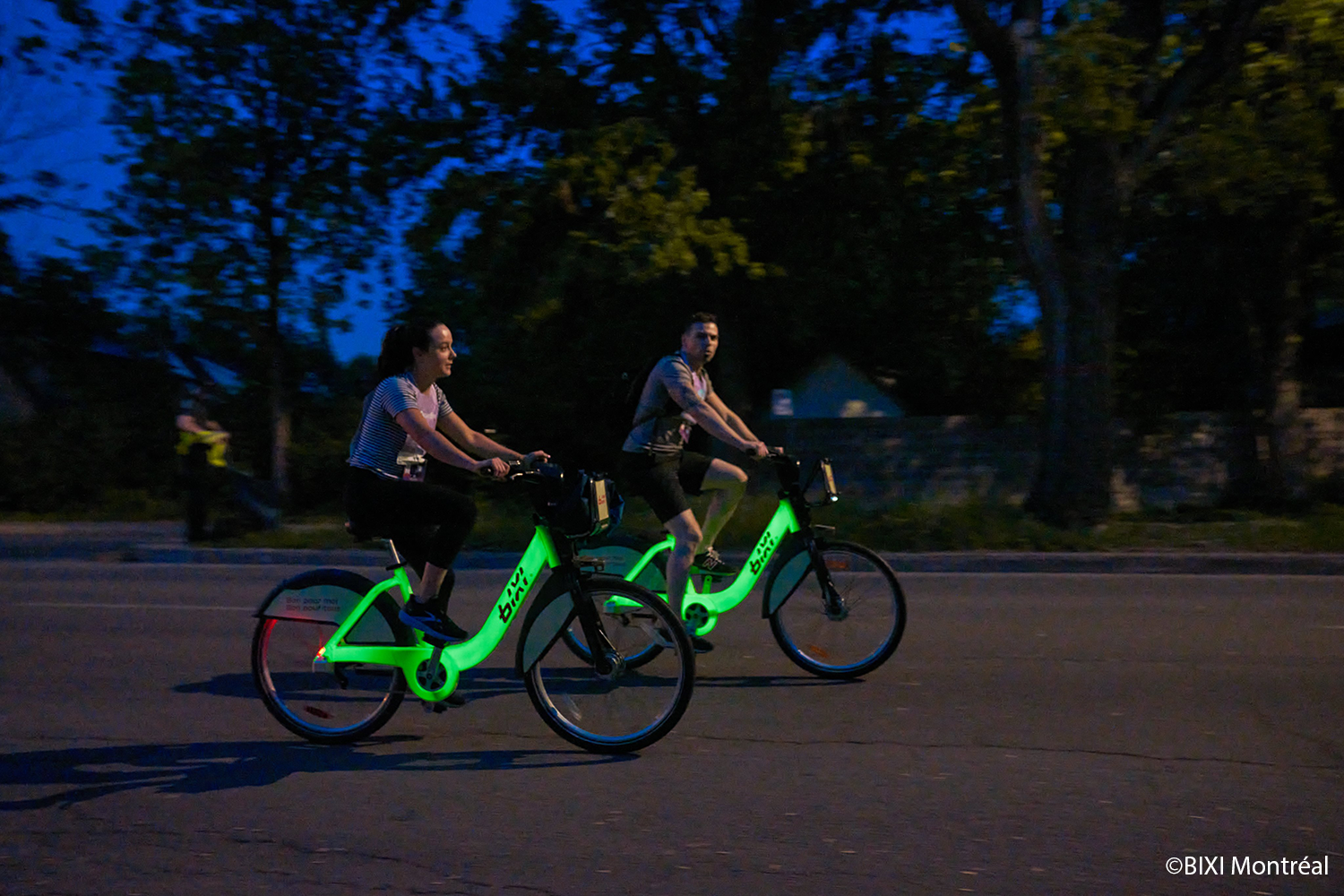 Les vélos Bixi Montréal photoluminescents dans l'obscurité